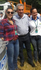 Alessandra Afonseca, o governador Reinaldo Azambuja e a coordenadora Vera Lúcia Golze na entrega de resfriadores em 2015
