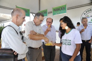 Pelas mãos da jovem Ada, o diretor da Agraer, Enelvo Felini, e o secretário da Sepaf, Fernando Lamas, experimentaram a pamonha produzida pela comunidade. (Evento Showtec 2016).