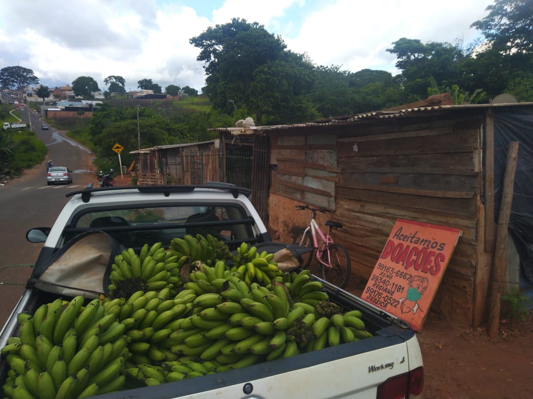 Bananas são doadas à comunidade carente da capital