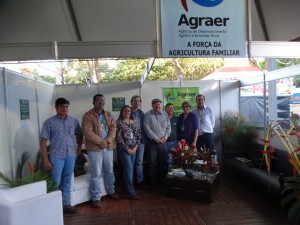 Equipe da Agraer de Glória de Dourados acompanhada pelo diretor-presidente Enelvo Felini. (Fachada do Estande)