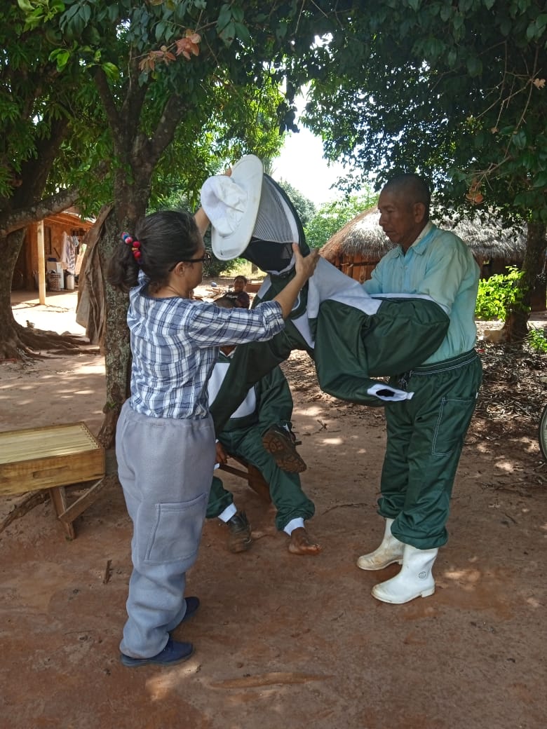 Agraer leva instruções sobre o manejo de abelhas para assentamentos do interior do Estado Agraer leva instruções sobre o manejo de abelhas para assentamentos do interior do Estado