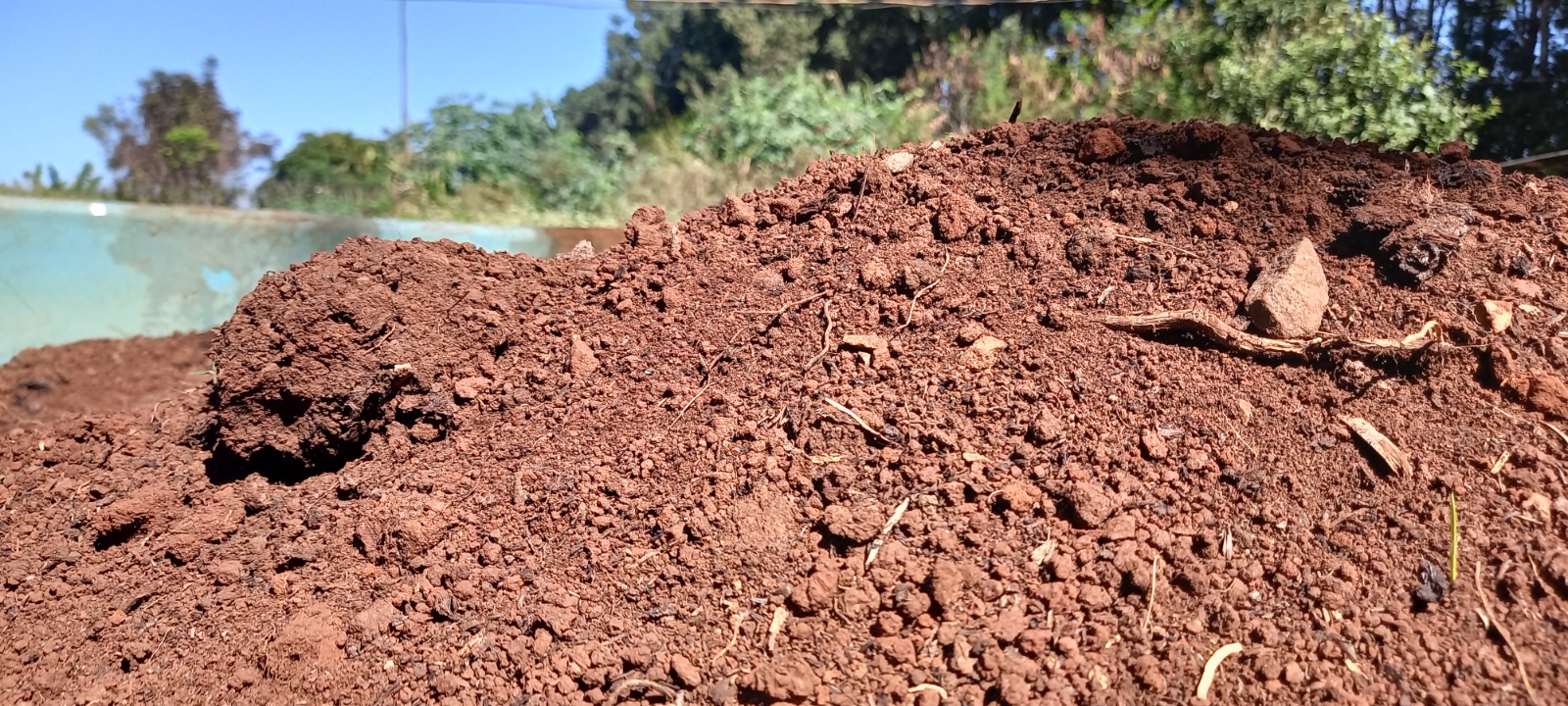 Agricultor familiar aposta na compostagem para reduzir custos e ajudar meio ambiente Agricultor familiar aposta na compostagem para reduzir custos e ajudar meio ambiente